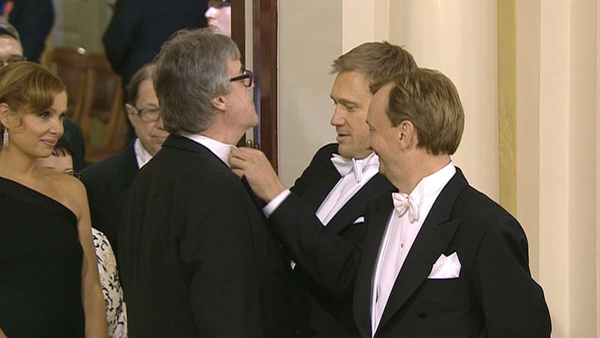 Hjallis Harkimo seuraa, kun Samuli Edelmann korjasi Aake Kallialan solmuketta.