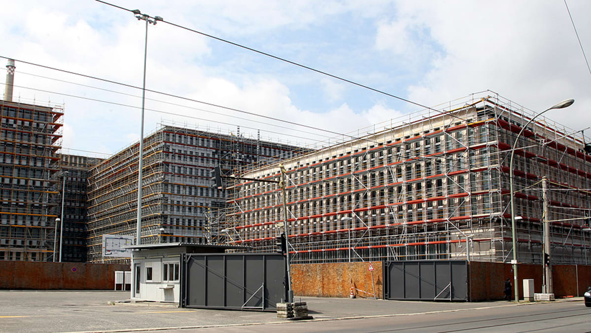 Saksan tiedustelupalvelu BND:n toimitilat rakenteilla.