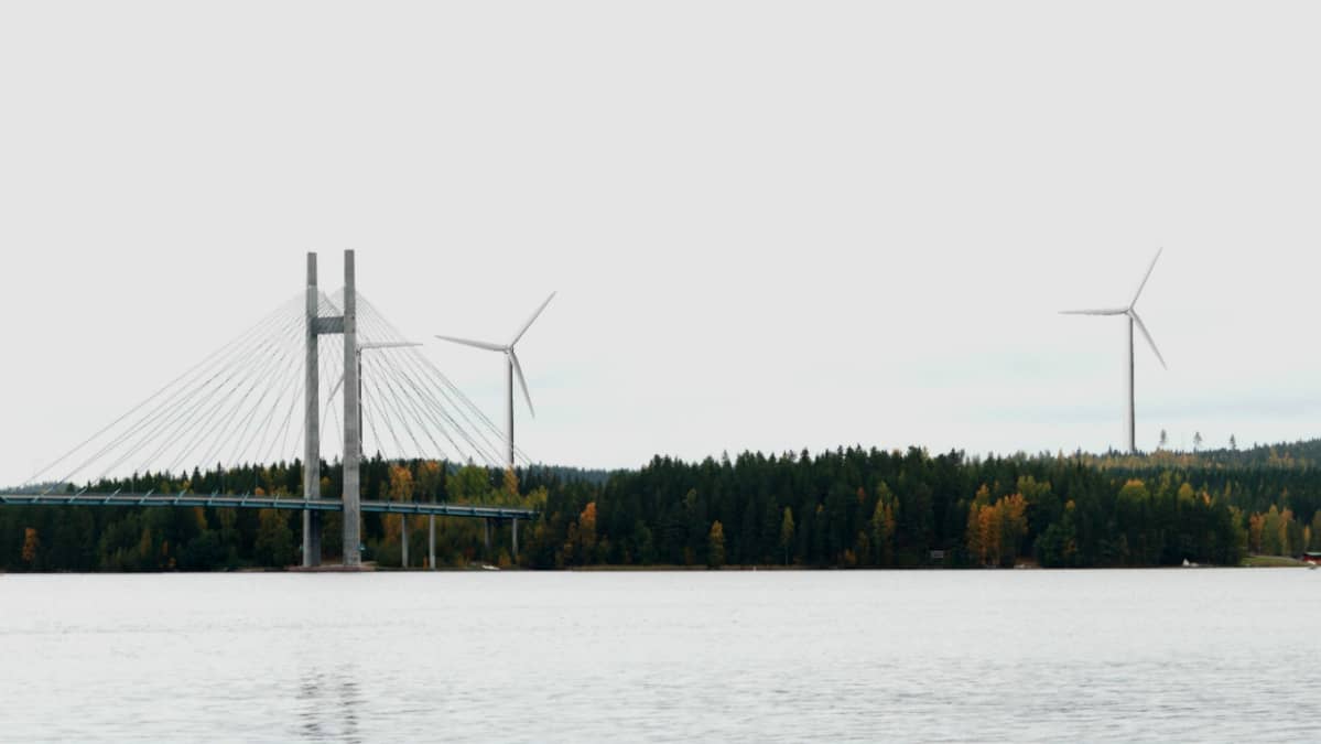 Havainnekuva tuulivoimaloista Korpilahden Kärkistensalmen sillan kupeessa.