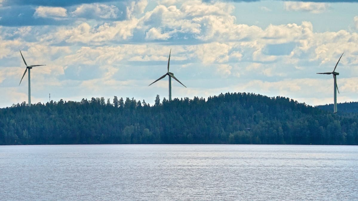 Havainnekuvassa tuulivoimalat on sijoitettu Päijänteen rantamaisemaan.