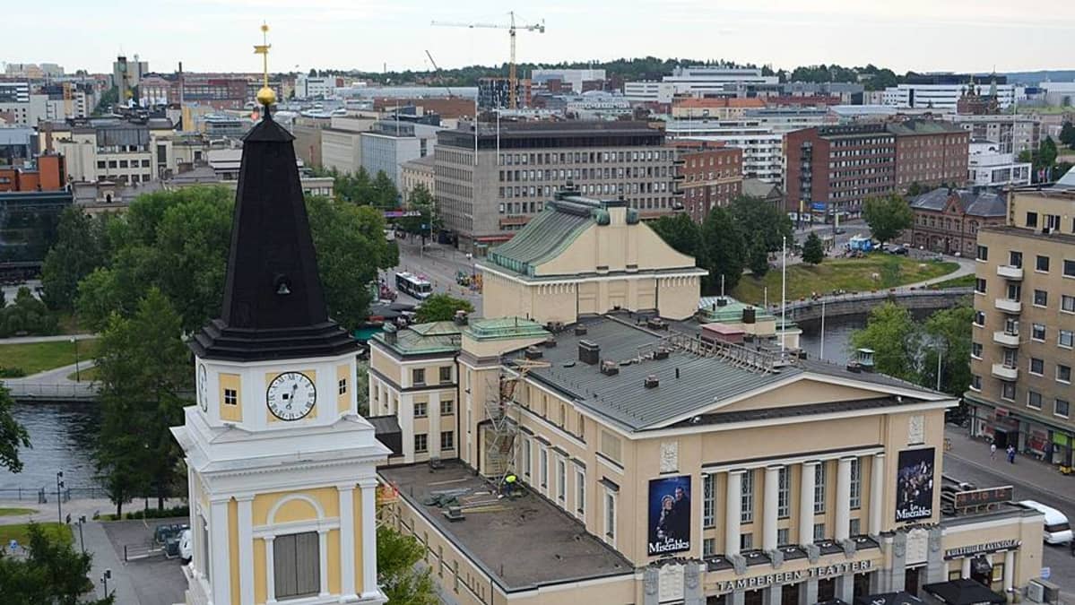 Tampereen teatteri ja vanhan kirkon torni yläilmoista kuvattuna