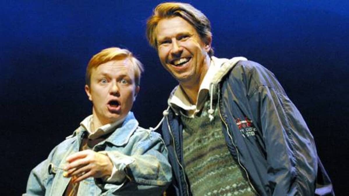 Mika Nuojua ja Martti Suosalo näytelmässä Kiviä taskussa.