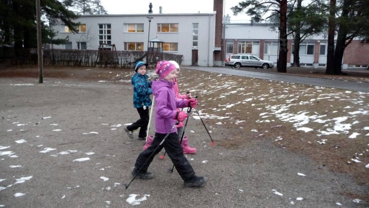 Ekaluokkalaisia sauvakävelyllä.