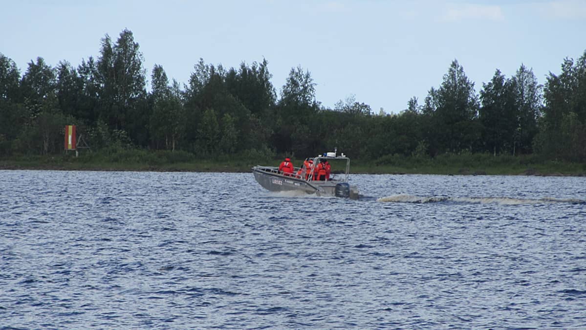 Pelastuslaitoksen vene merellä