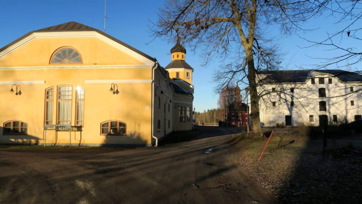 Jokioisten kartanon maneesirakennus ja päärakennus