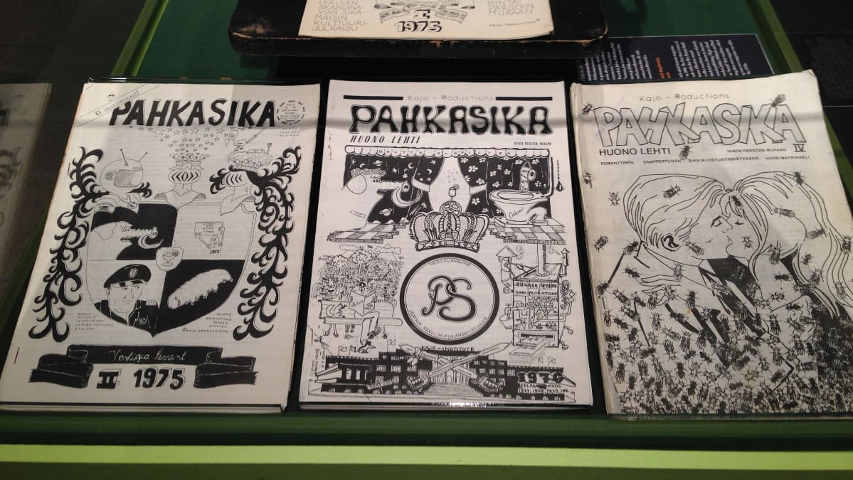 Ensimmäisiä Pahkasika-sarjakuvia vitriinissä.