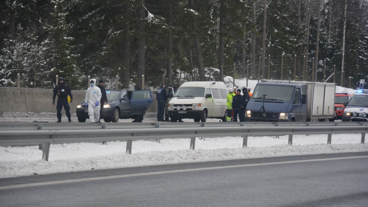 Poliisi arvokuljetusryöstön tapahtumapaikalla.