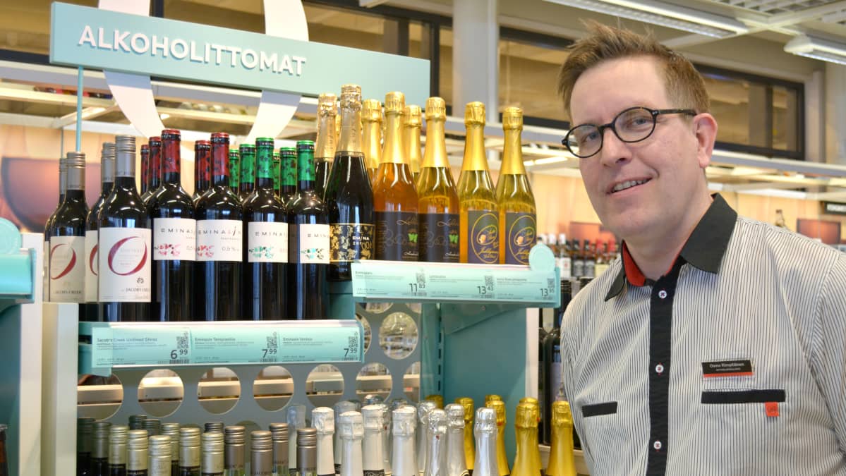 Kajaanin Alkon myymäläpäällikkö Osmo Rimpiläinen.