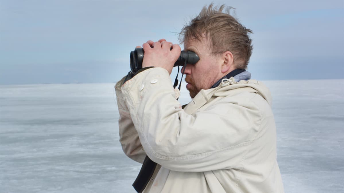Sauli Kehus tähystää jäälle.