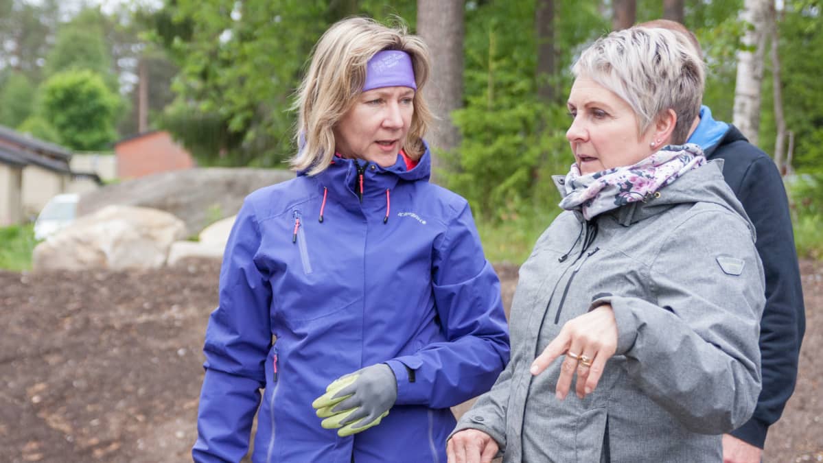 Kajaanin Hoivakoti Mennikäisen yrittäjä Tarja Heiskanen (vas).