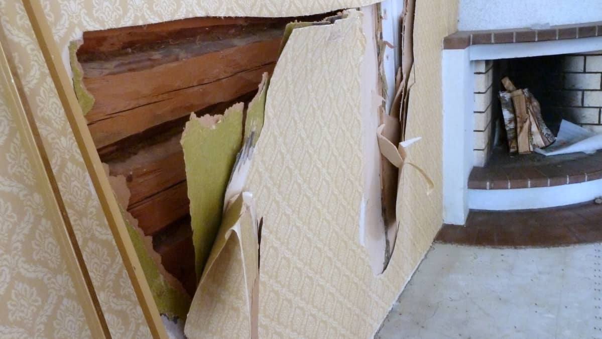 Kotkaniemen verantahuoneen tapettikerrokset.