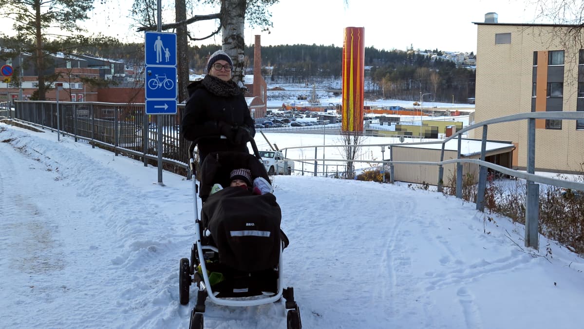 Onkiniemessä asuva Riitta Karjalainen ulkoilemassa tyttärensä Veera Miikin kanssa.