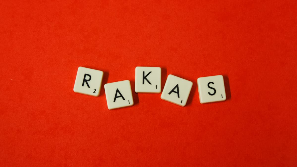 Teksti "rakas" punaisella pohjalla.