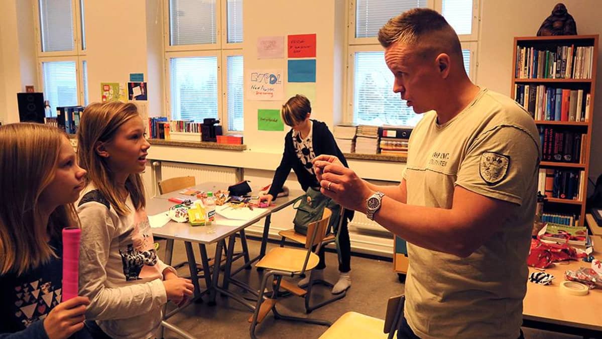 Kalle Manninen puhuu oppilaille luokassa