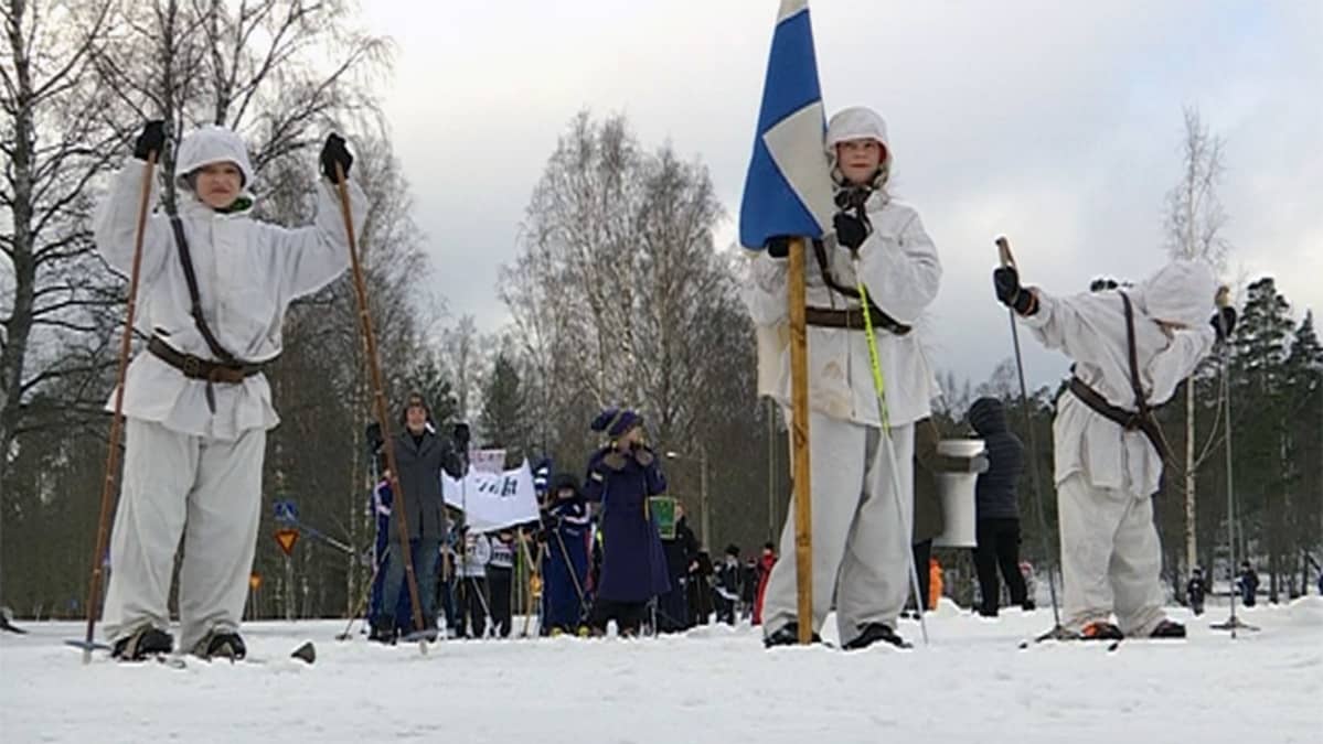 Lumipukuisia lapsia talvisodan muistohiihdossa