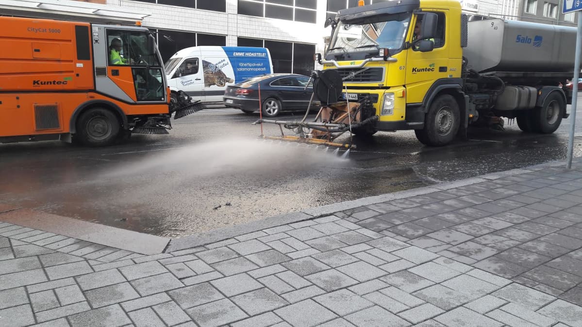 Turun Humalistonkatua siivotaan hiekoitushiekasta.
