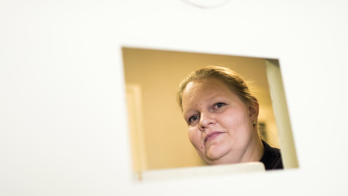 Kokkolan poliisivankilan vartija Ulpu Keränen putkan luukulla.