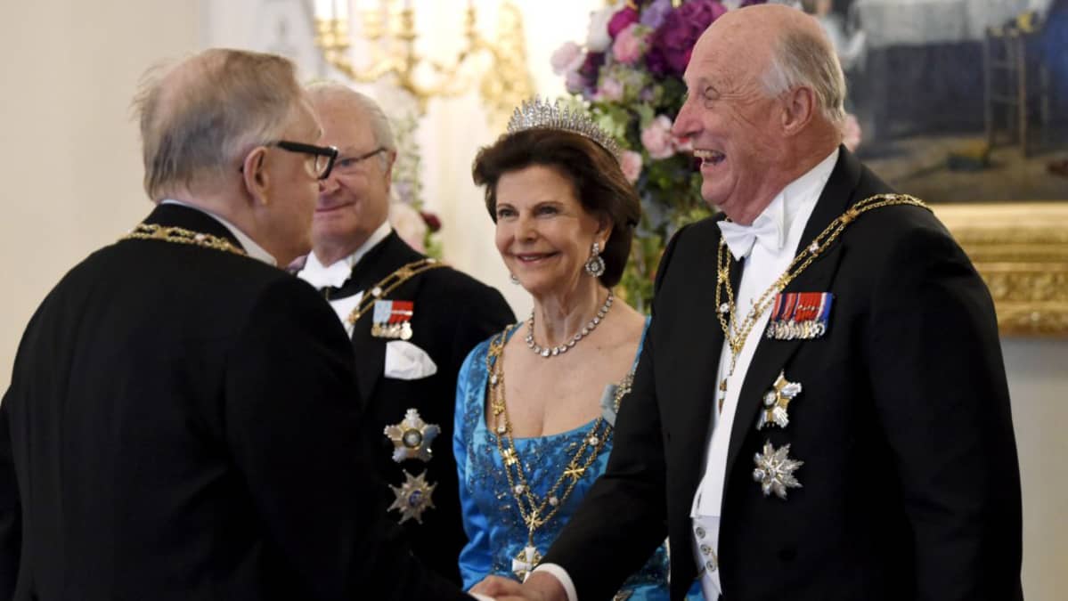 Suomi 100 -juhalan vieraita linnassa.