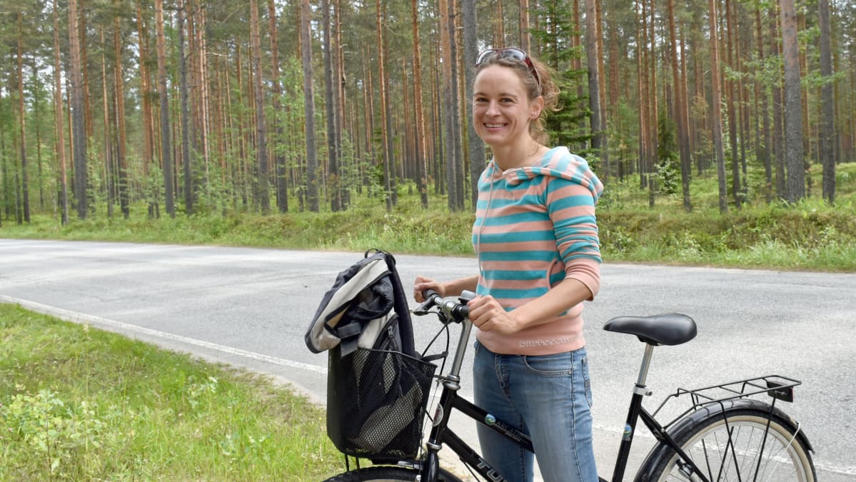 Saksalainen Yvonne Martin pyöräili Hiukkajoelta Punkasalmelle ostoksille.