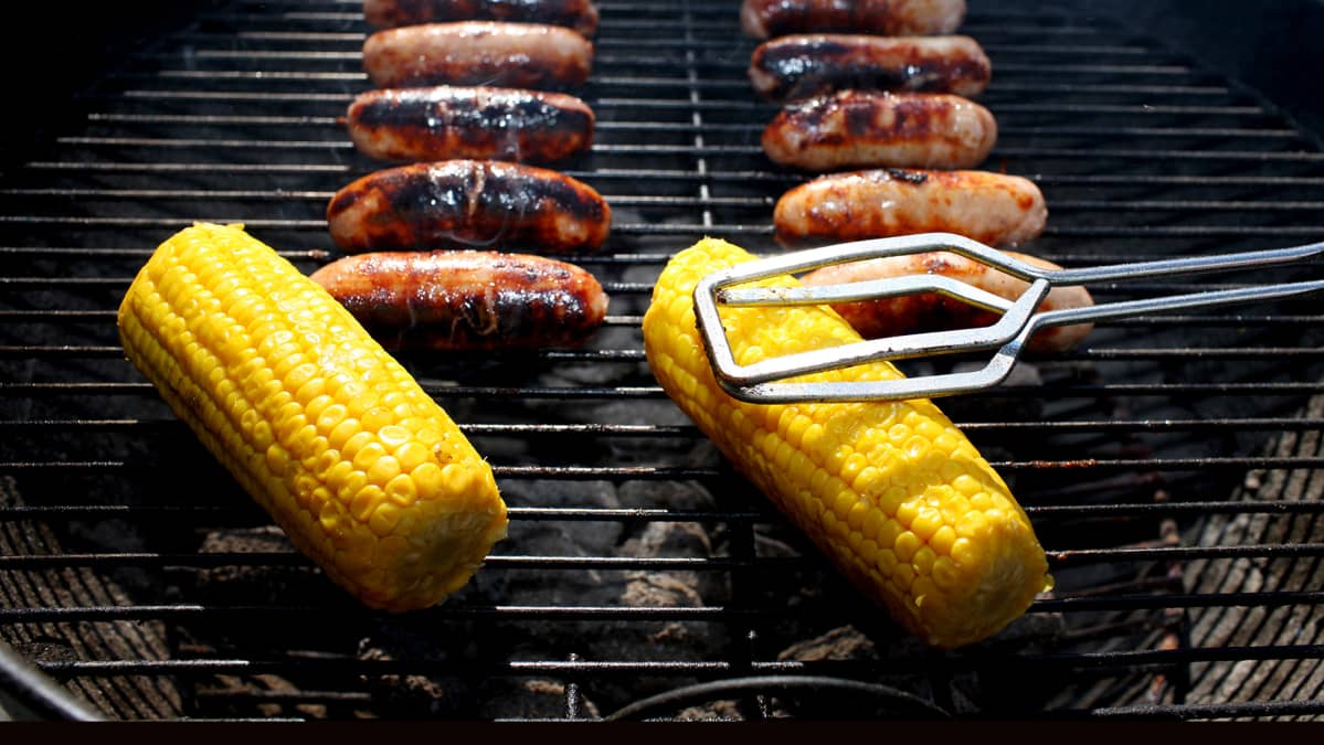 Makkaraa ja maissia grilllaantumassa.