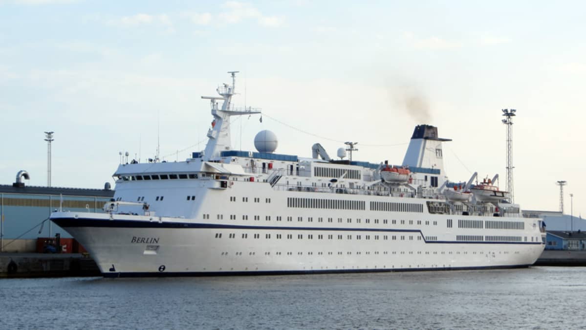Risteilijä M/S Berlin Kemin Ajoksen satamassa.