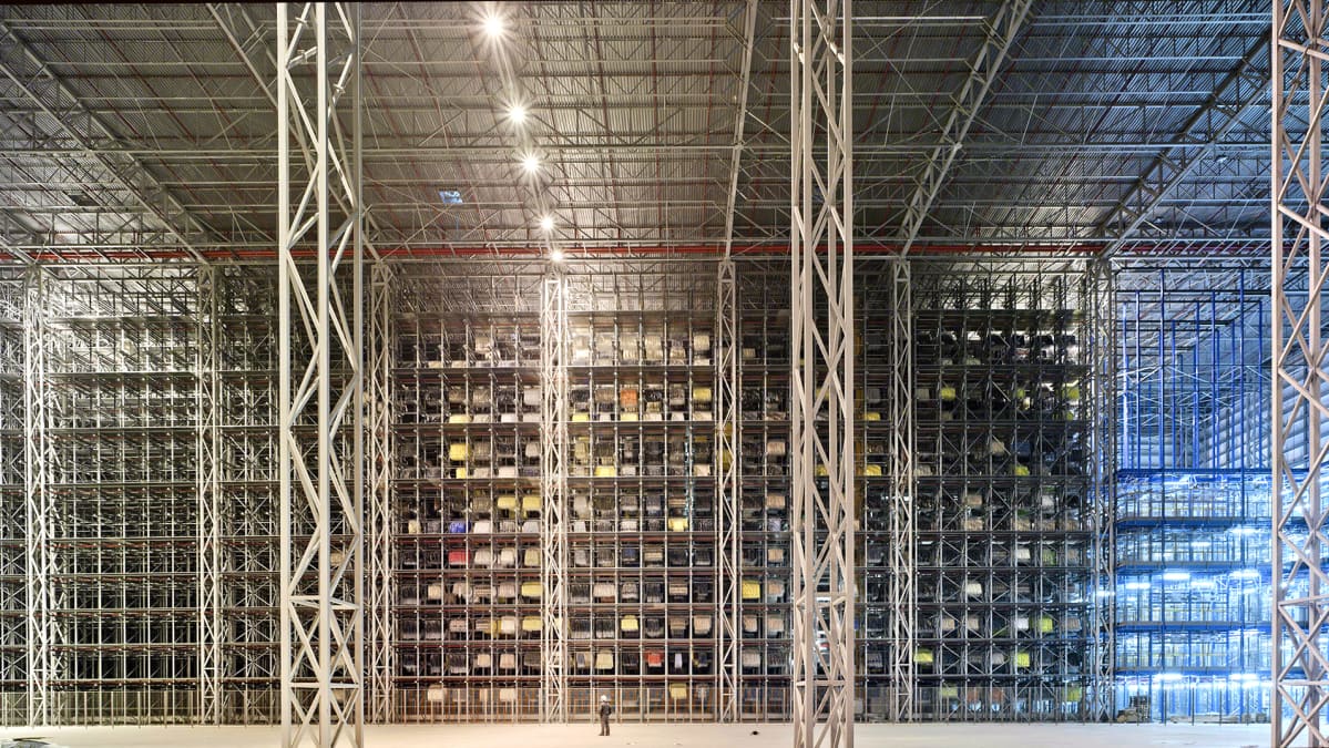 Zaran valmistamia vaatteita logistiikkakeskuksessa.