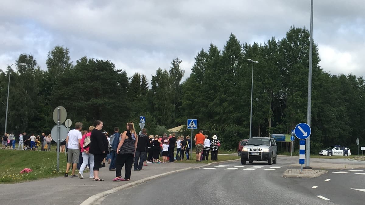 Ihmisiä Nojanmaan liikenneympyrässä odottamassa Putinin diplomaattiautoa
