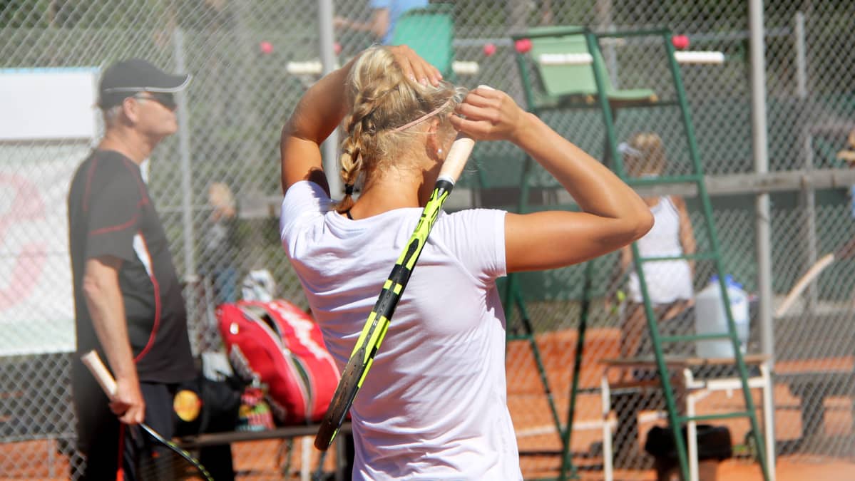 Pelaaja tenniskentällä