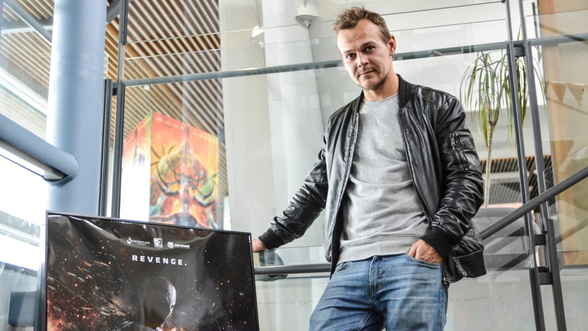 Jesse Haaja Rendel-julisteen vieressä.