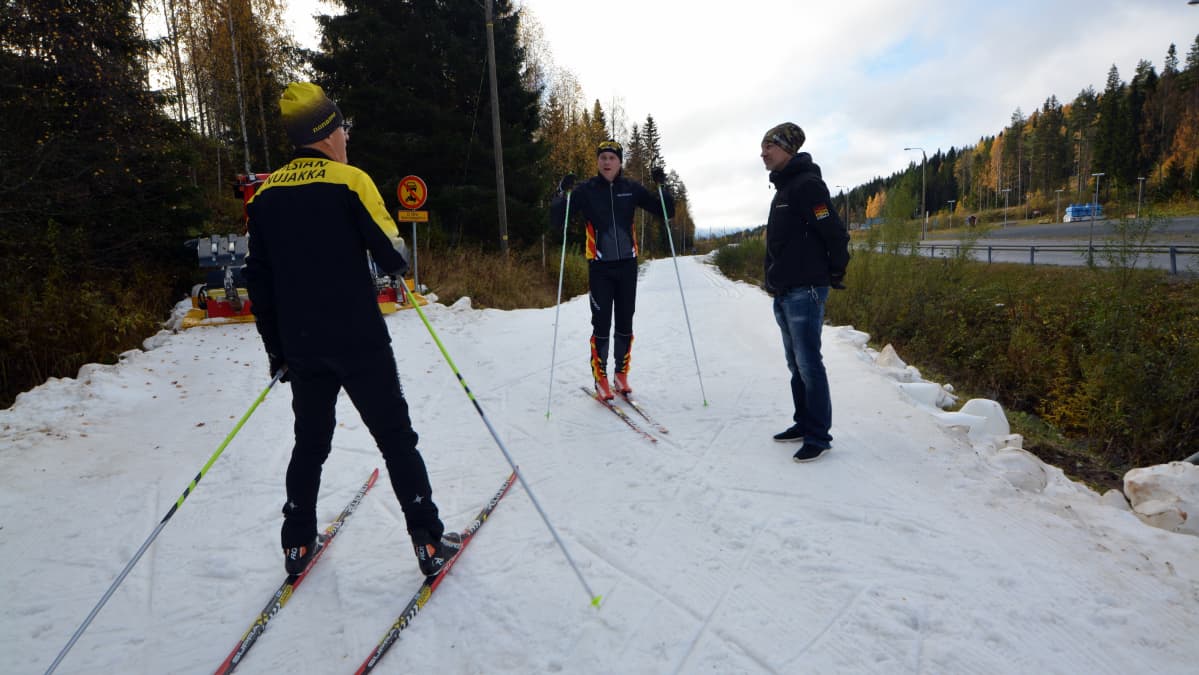 Veikko Karjalainen, Tomi Ikonen ja Wille Markkanen ensilumenladulla Tahkolla