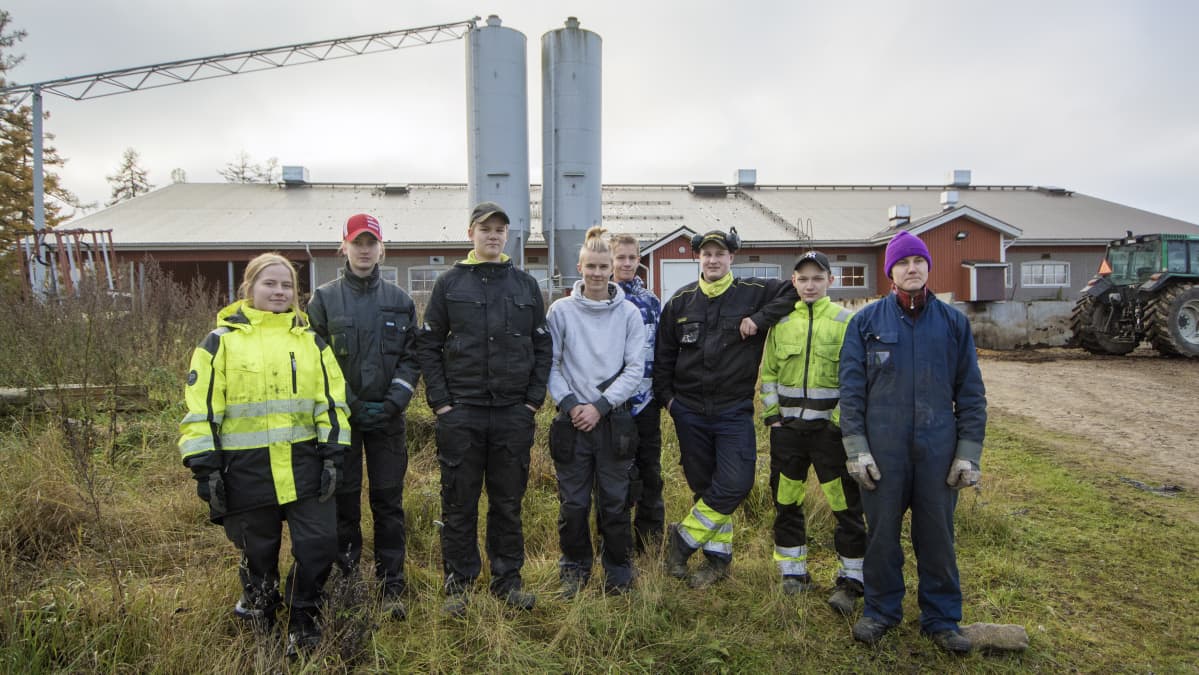 Ylä-Savon ammattiopiston maatalousalan perusopintojen opiskelijoita