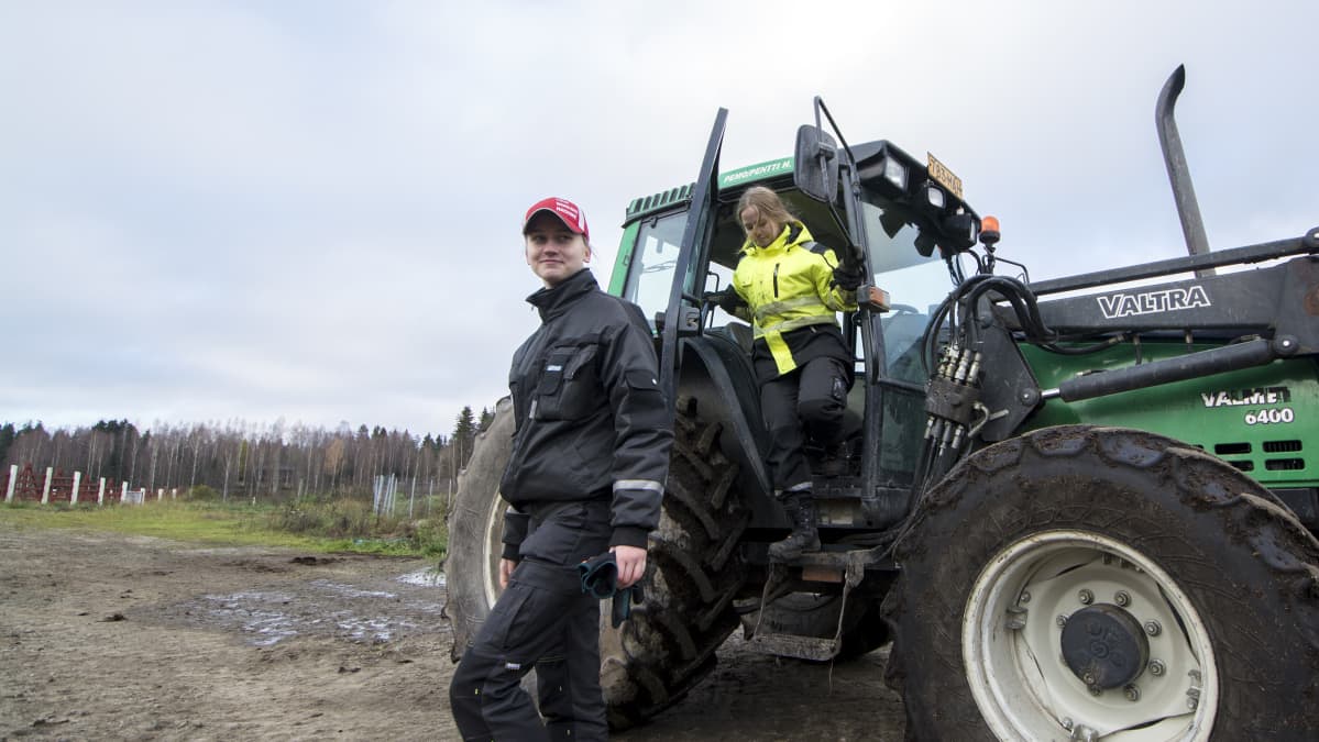 Ylä-Savon Ammattiopiston maatalousalan opiskelijat Venla Niskanen ja Eveliina Kaurtola