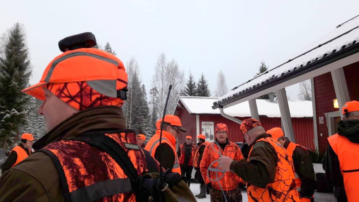 Hirvenmetsästäjiä lähdössä metsälle.