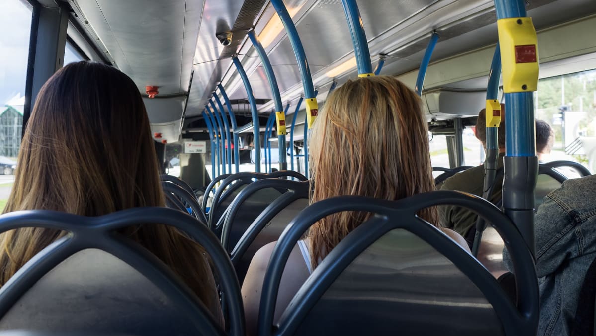 Bussissa matkustajia.