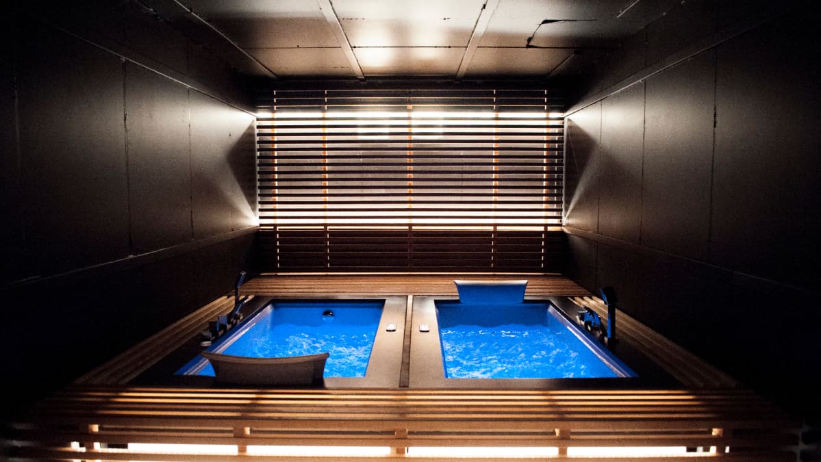 Forenomin hostellin erikoisuutena ovat jacuzzi-poreammeet saunaosastolla.