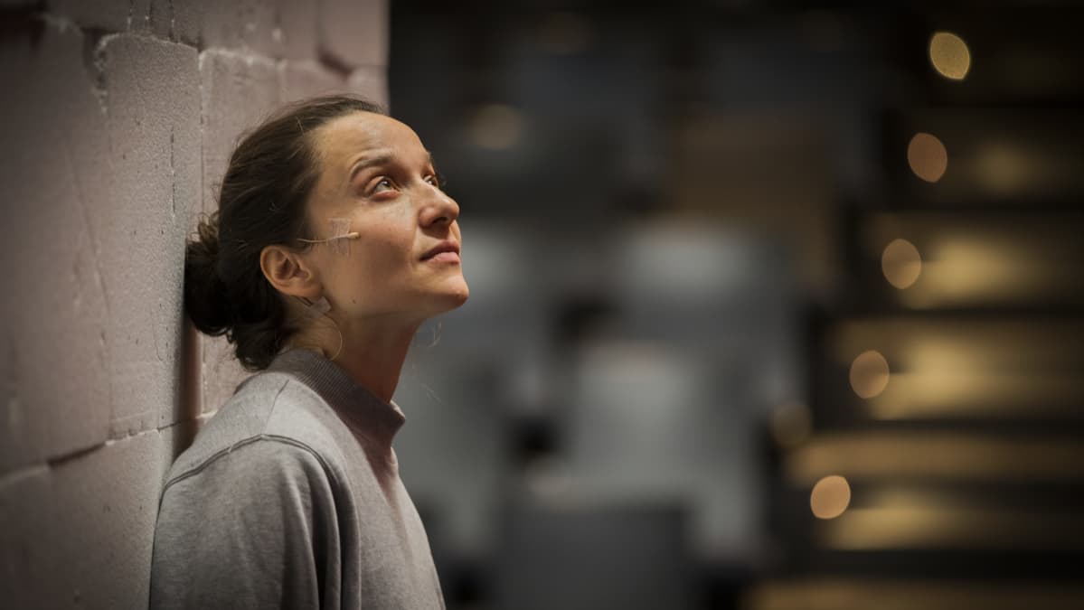 Näyttelijä Noora Dadu Kiasma-teatterissa