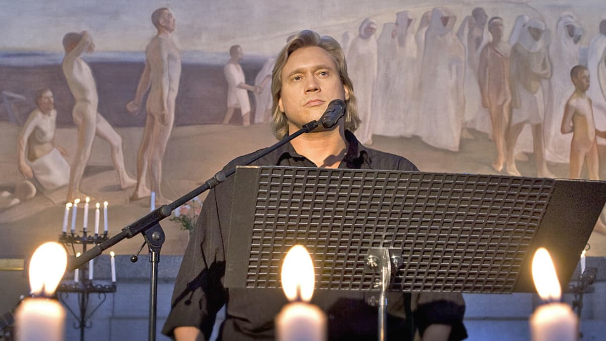 Samuli Edelmann virsilevynsä nauhoituksissa Luhangan kirkossa.