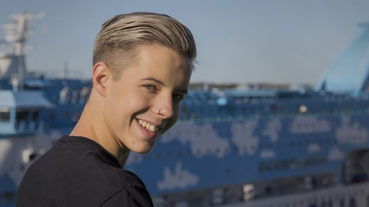 Tuure Boelius Baltic Princessillä satamassa Maarienhaminassa