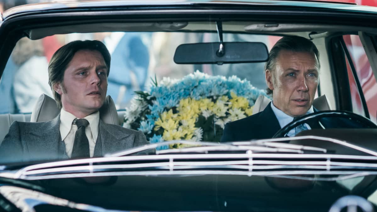 Pelle Heikkilä som Tapani Brotherus och Mikael Persbrandt som Harald Edelstam på väg till Pablo Nerudas begravning.