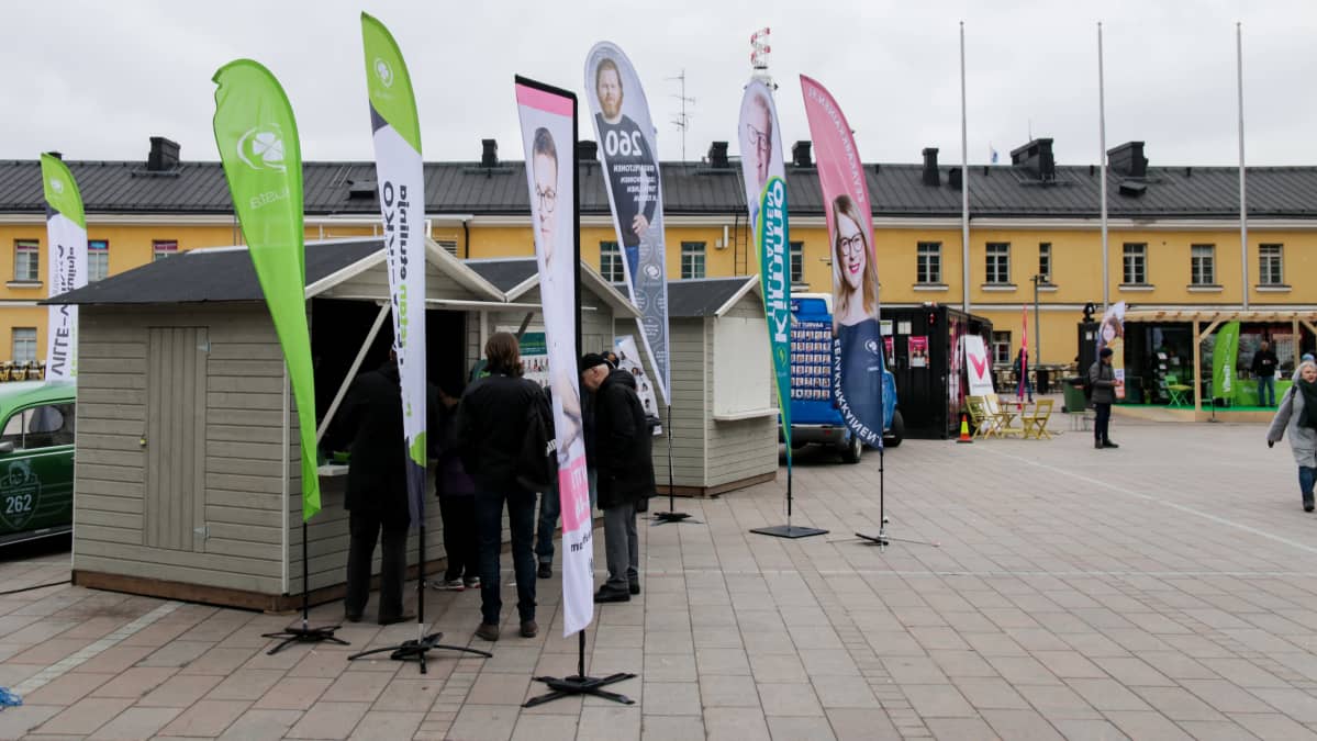 några personer står samlade runt centerpartiets koja på Narinken