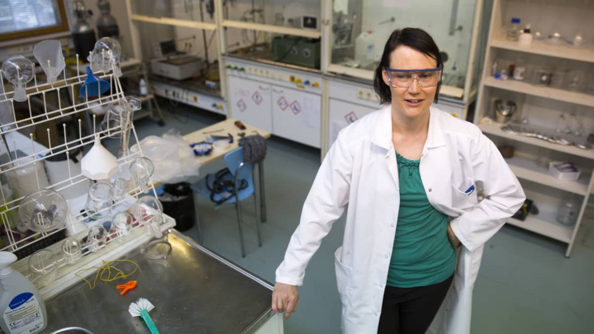 Annukka Santasalo-Aarnio laboratoriossaan.