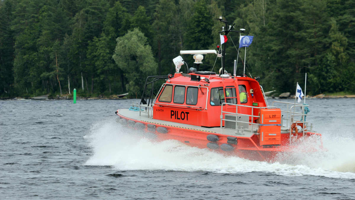 Luotsivene vauhdissa Savonlinnassa.