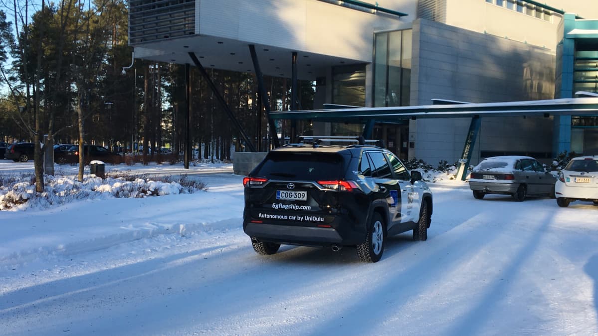 Oulun yliopiston 6G testiauto yliopiston päärakennuksen edessä.