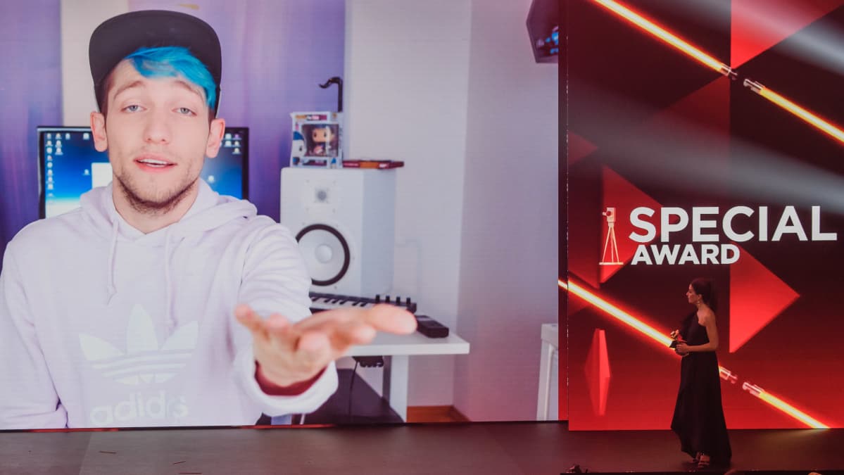 Tubettaja Rezo ojentaa kättään palkintogaalassa näytettävässä videossa.