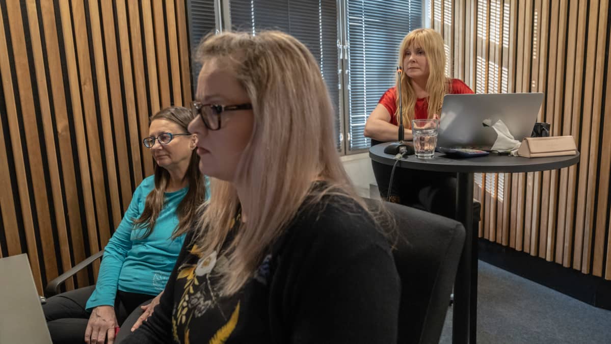 Äänitysstudiossa ohjaaja, kieliasiantuntija ja äänittäjä nauhoittavat muumilakson tarinoiden dubbausta pohjoissaameksi