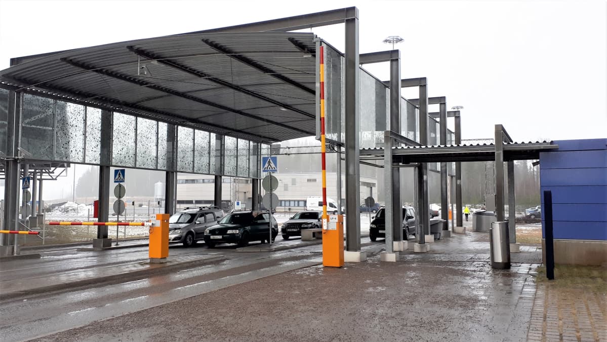 Autoja Nuijamaan rajanylityspaikalla