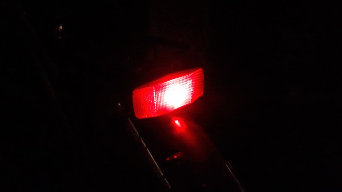 Polkupyörässä valaiseva takavalo