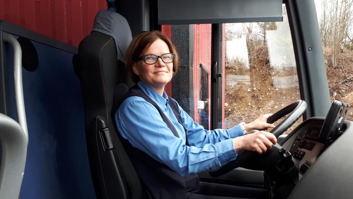 Riikka Pasi ajaa linja-autoa