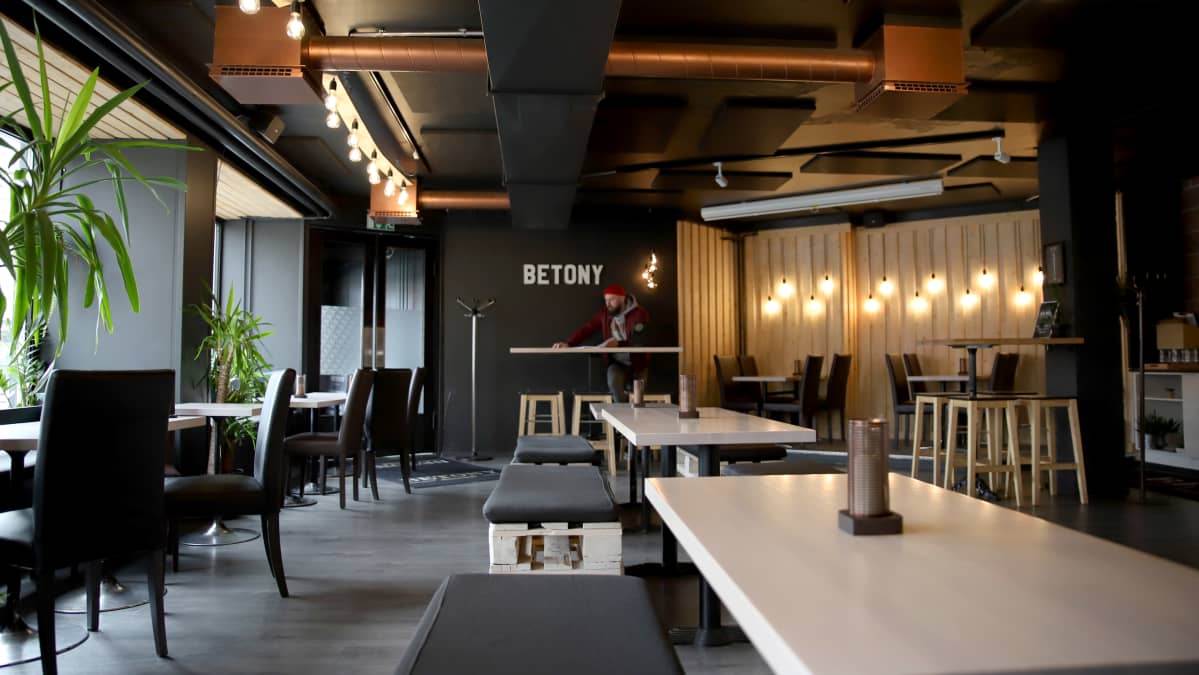 Gastropub Betonyn ravintolasalin tyhjiä pöytiä