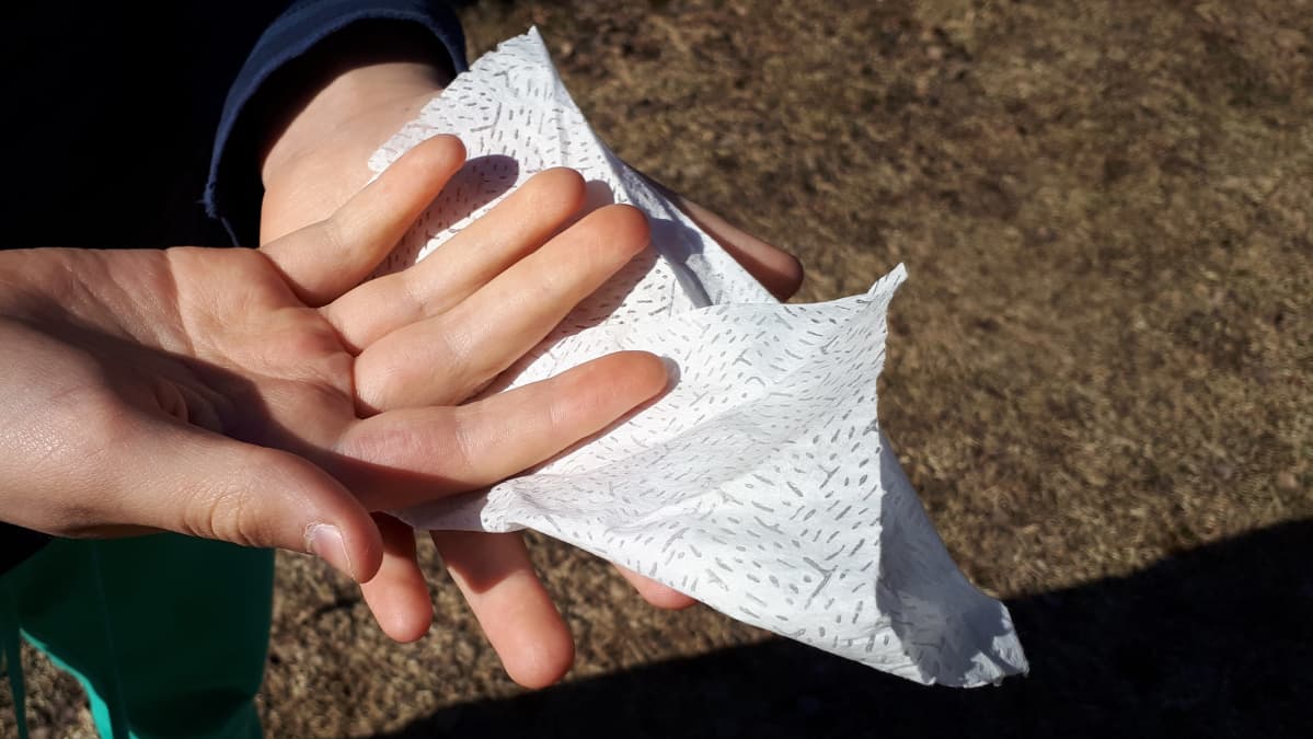Käsiä puhdistetaan liinanalla